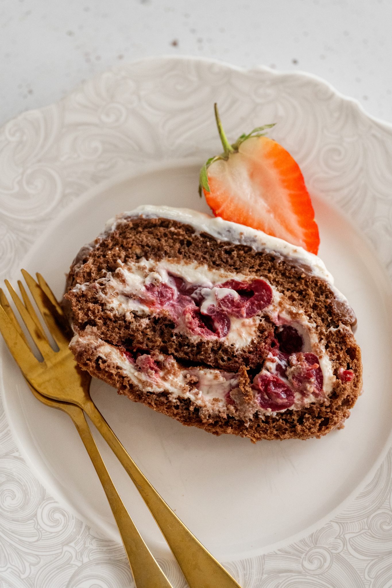 Čokoladna rolada z mascarpone kremo, grškim jogurtom, višnjami in sladkim presenečenjem
