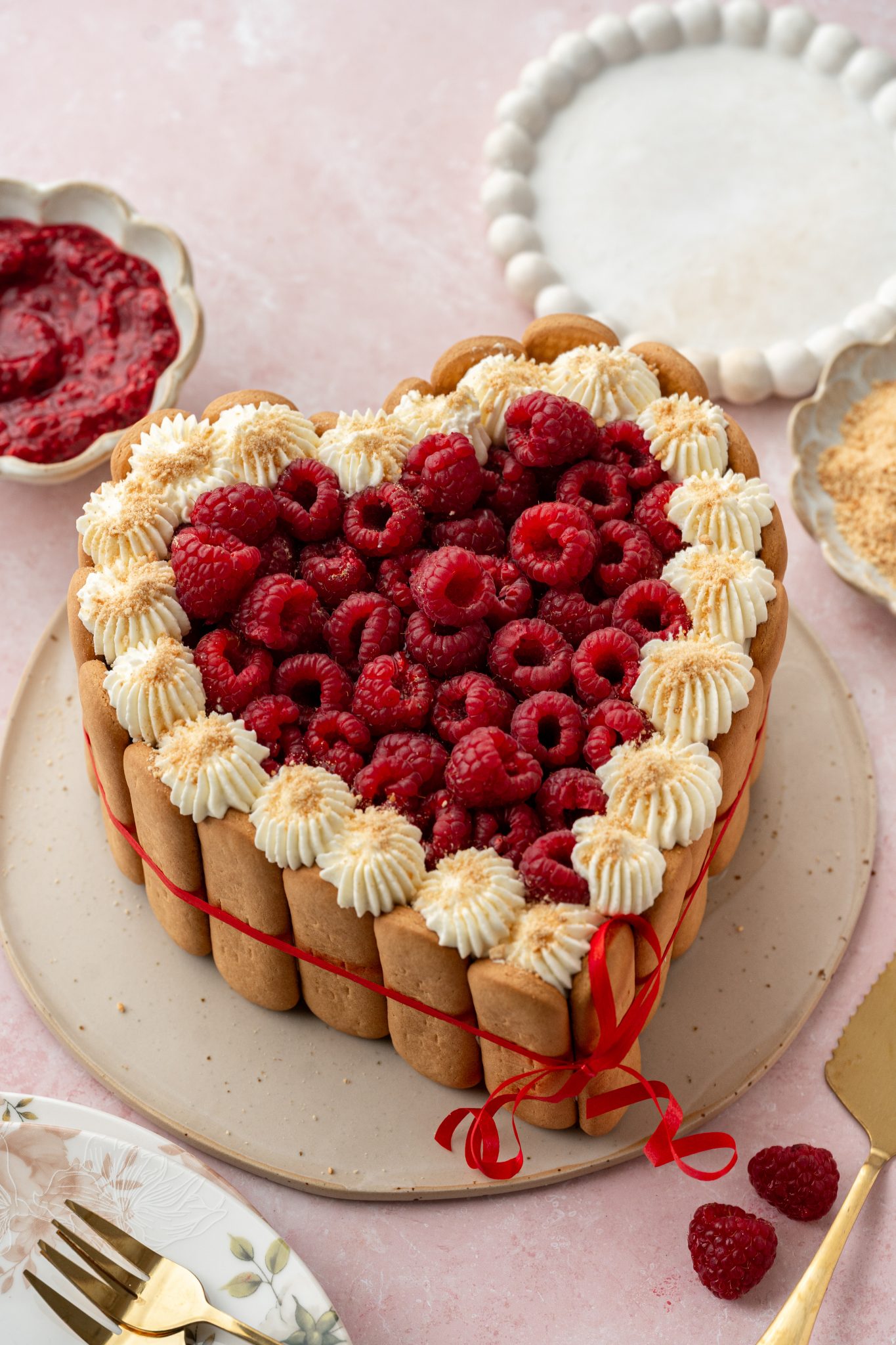 Malinova tortica s Plazma piškoti in stracciatella kremo
