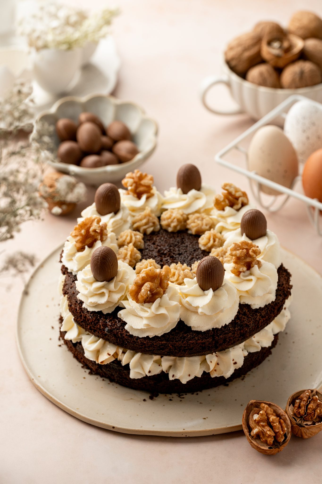 Čokoladna torta z mascarpone kremo s stepeno smetano in slastnim orehovim nadevom